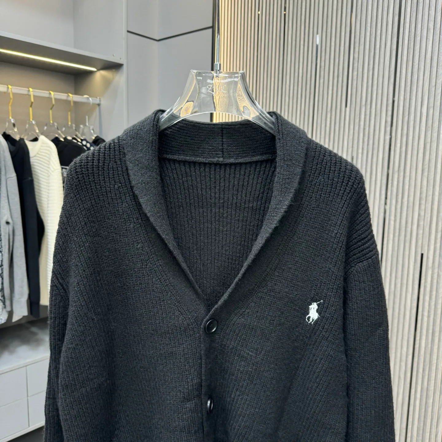 🅿️280 LF Ralph Lauren 25FW Taoist robe sweater is made of top-grade cashmere yarn. The new autumn and winter Oblique jacquard knitted cashmere sweater has a double-sided wearable design and is made of high-quality cashmere material. After fine weaving process, it presents a soft and comfortable touch and excellent thermal insulation performance. The iconic Oblique jacquard pattern is perfectly presented through precision knitting technology. It can be worn on both sides, showing different style charms. The round neck design is simple and elegant, suitable for various matching occasions. Exquisite knitting technology ensures that the clothes are not easily deformed and remain crisp and long-lasting. The double-sided design concept reflects LV's perfect balance of practicality and fashion. Each sweater undergoes strict quality inspection to ensure that the quality meets the brand's consistently high standards. This knitted item combines warmth and style, making it an exquisite addition to your autumn and winter wardrobe. Size:S/M/L/XL